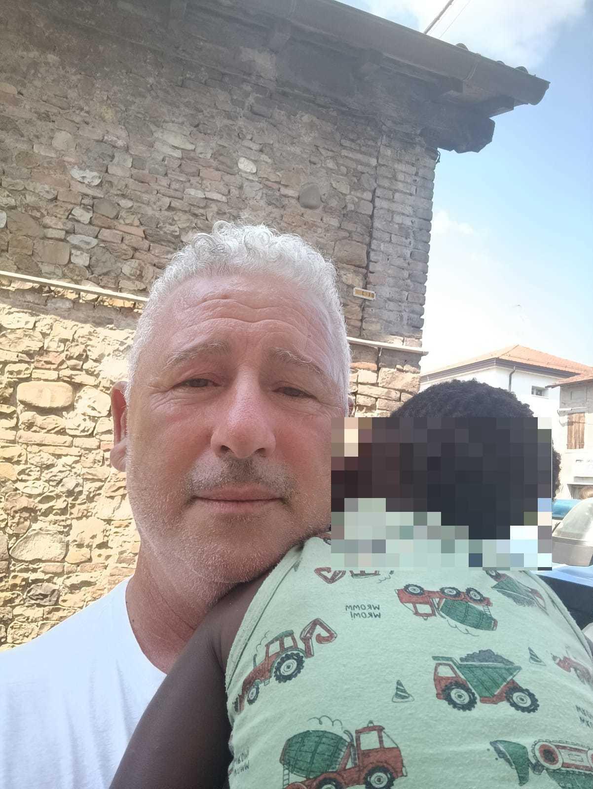 Bimbo vaga da solo sulla via Emilia, salvato da due passanti