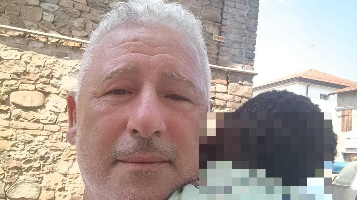 Bimbo vaga da solo sulla via Emilia, salvato da due passanti