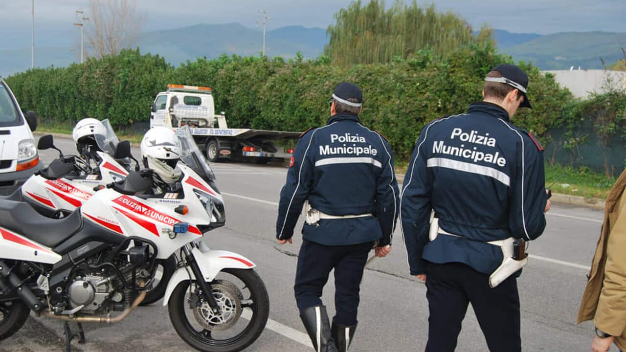 Prato, automobilista spazientito per l’attesa prende a pugni la conducente del bus