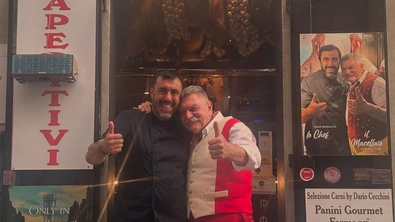 I protagonisti di fronte al locale