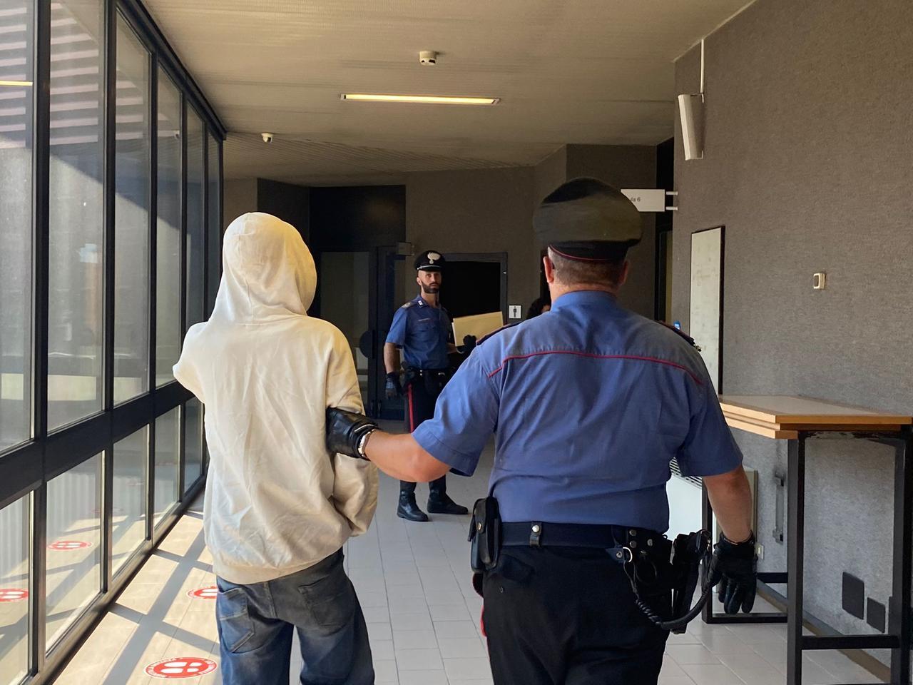 Ruba birra all’Eurospin, ma si giustifica: «Non bevevo da giorni»