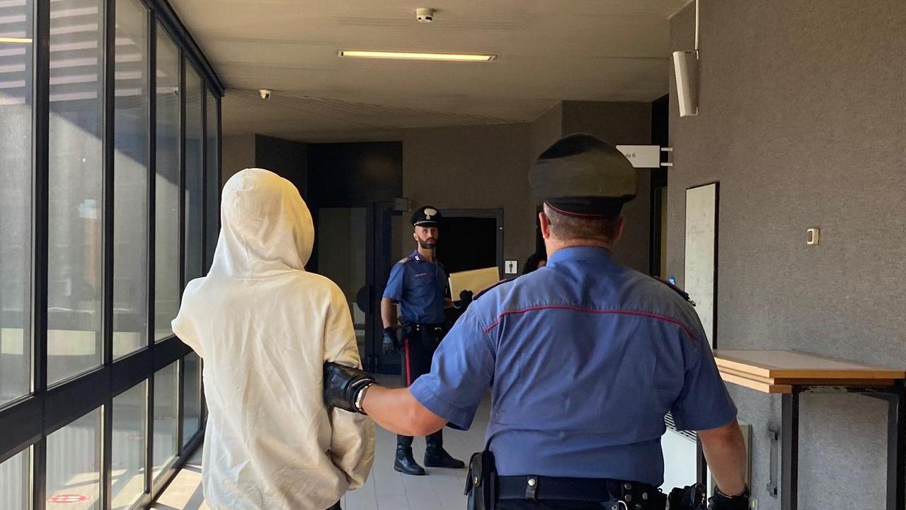 Ruba birra all’Eurospin, ma si giustifica: «Non bevevo da giorni»