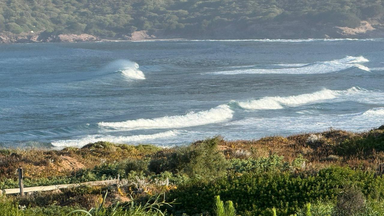 Turisti in acqua nonostante le onde di un metro e mezzo: doppio salvataggio dei bagnini Vosma