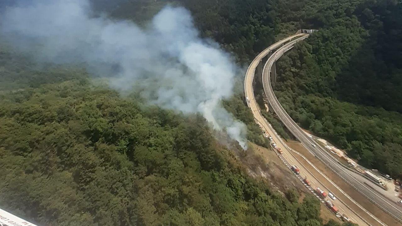 
	Un'immagine dell'incendio (foto Regione)

