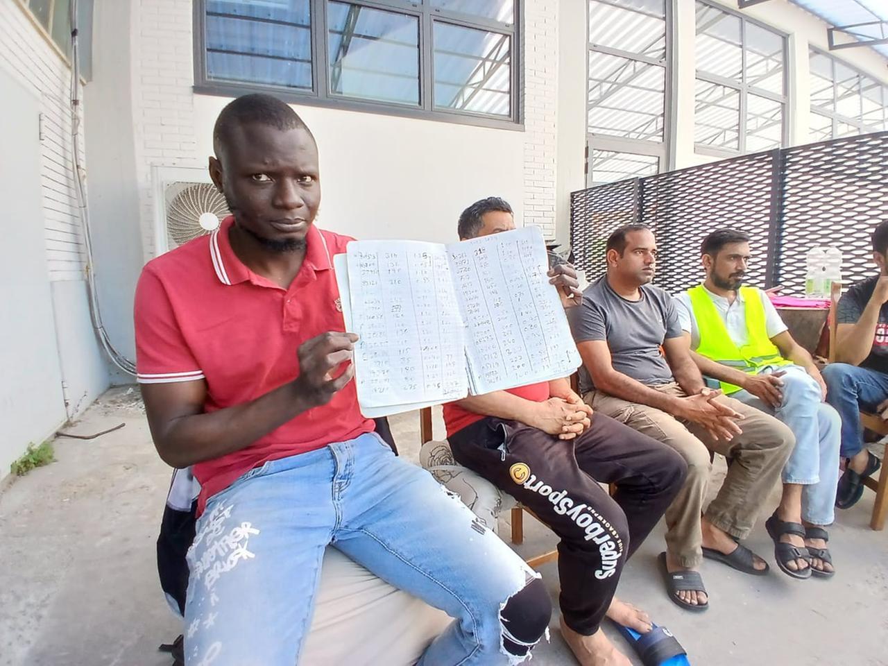 
	Talla Diagne mostra il registro del lavoro a cottimo

