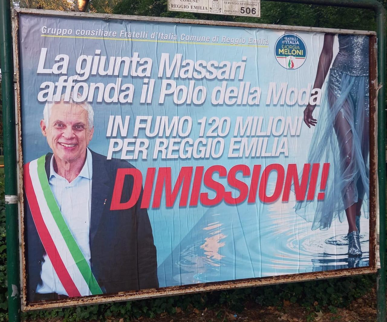 Maxi cartellone di Fratelli d’Italia in circonvallazione: «In fumo 120 milioni per Reggio, Massari dimettiti»