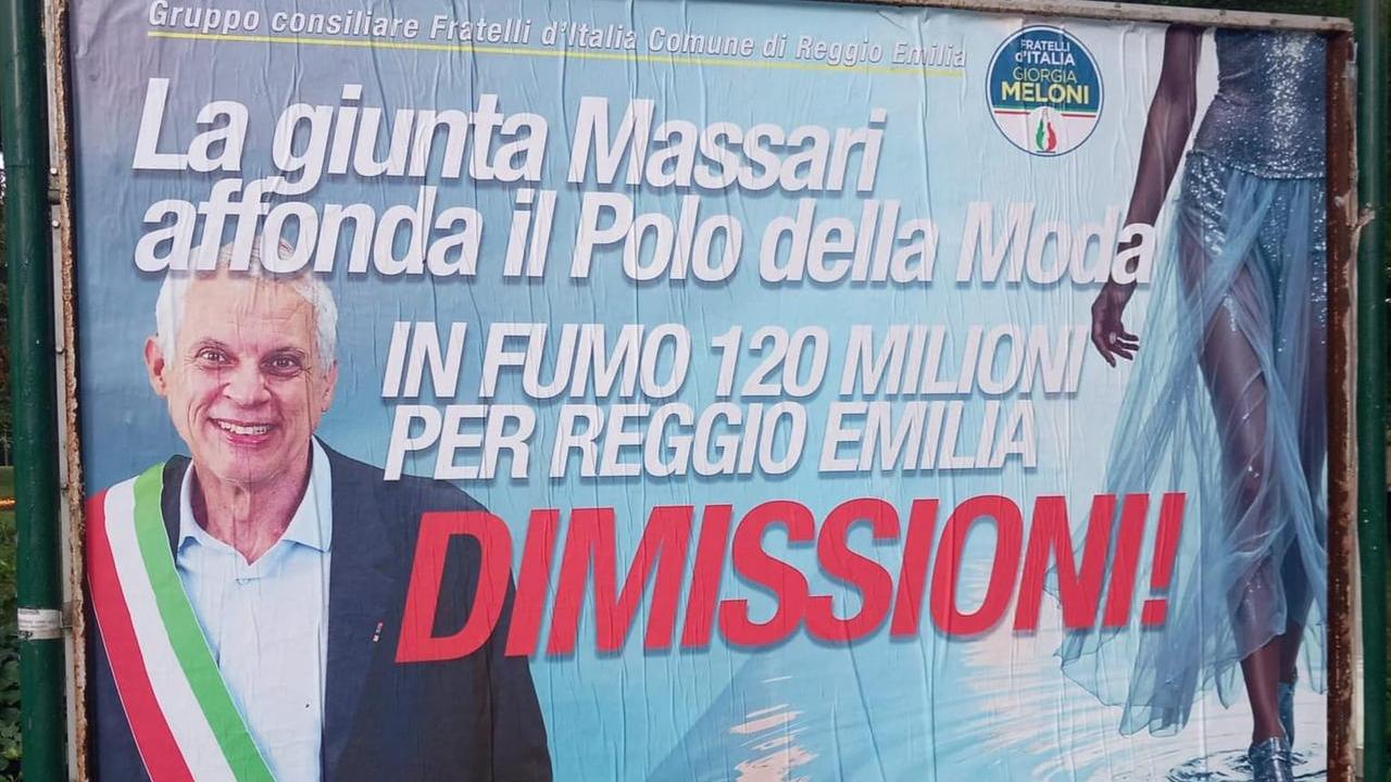 Maxi cartellone di Fratelli d’Italia in circonvallazione: «In fumo 120 milioni per Reggio, Massari dimettiti»