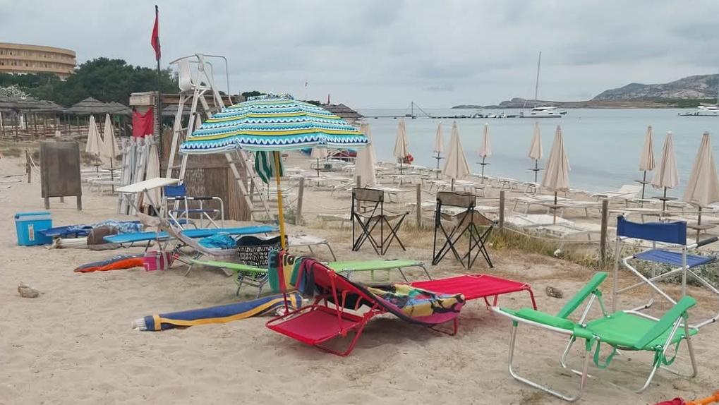 Inizia l’estate cafona: ombrelloni e sdraio per tenere il posto