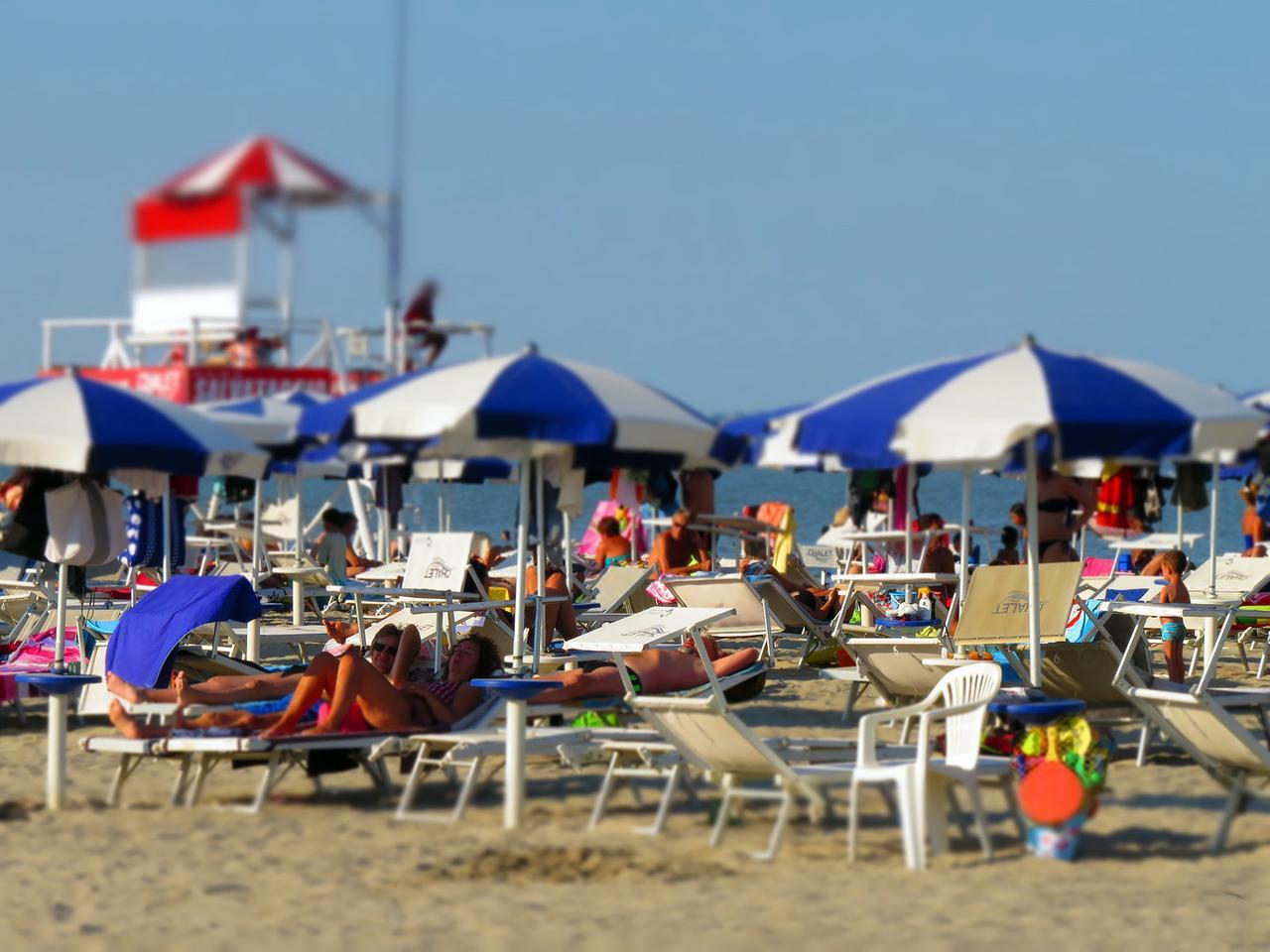 Piano anti-vandali ai Lidi di Comacchio: Daspo esteso, vigilantes e divieti