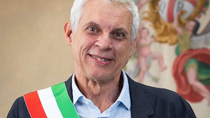 Cartellone Fratelli d’Italia, la risposta di Massari: «Andremo avanti insieme, forse la destra è un po’ nostalgica...»