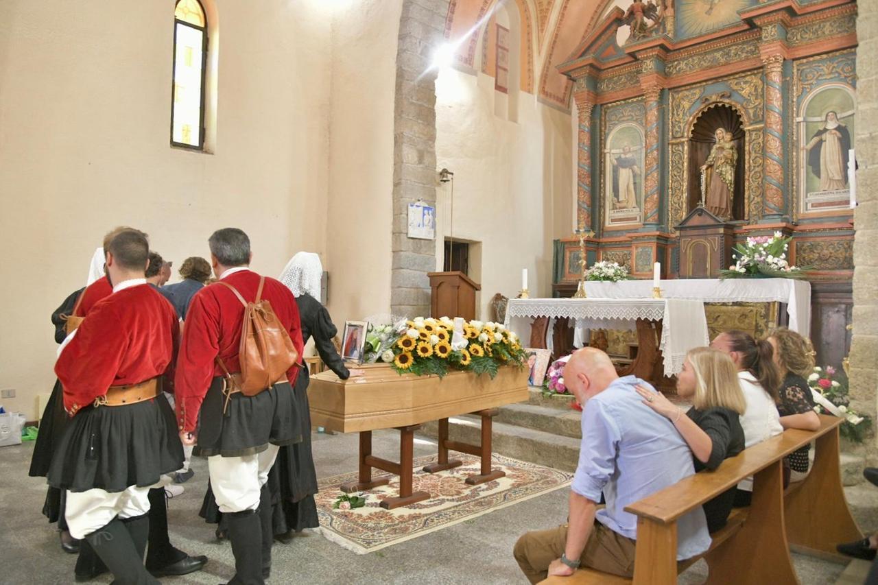 
	La camera ardente nella chiesa del Rosario (foto di Vanna Sanna)

