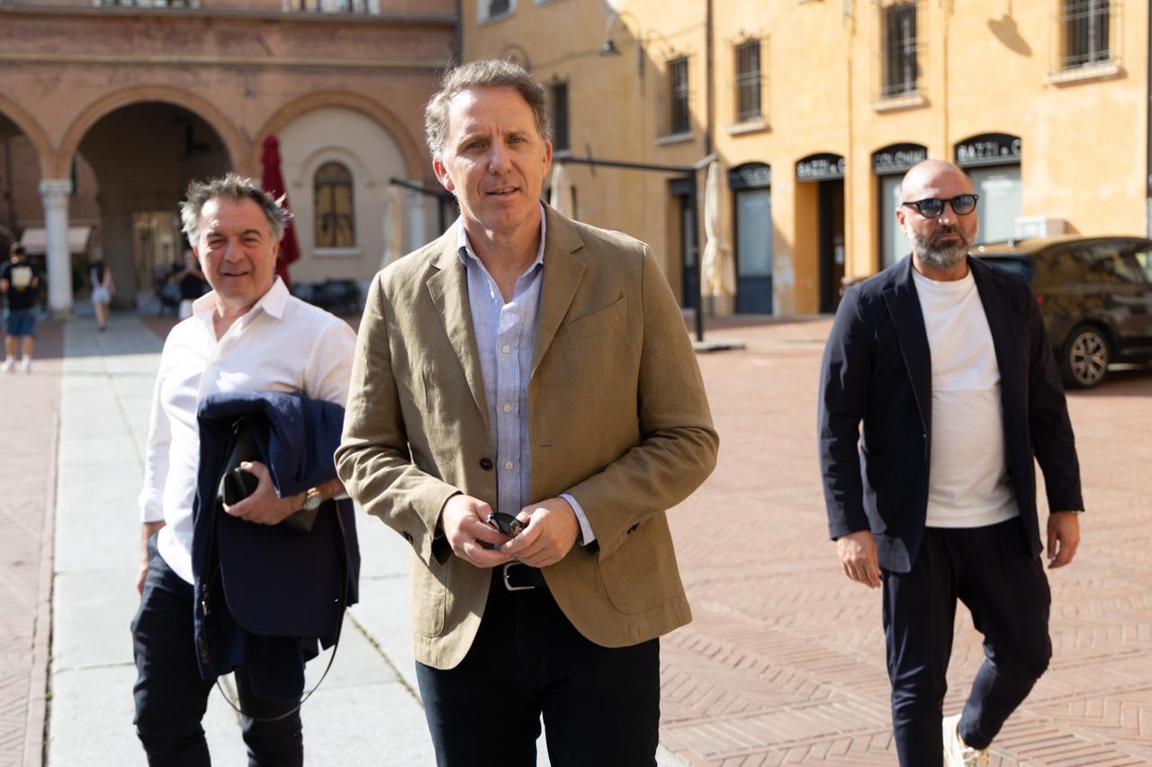 Molinari a Ferrara. L’arrivo in Comune e la stretta di mano con il sindaco Fabbri