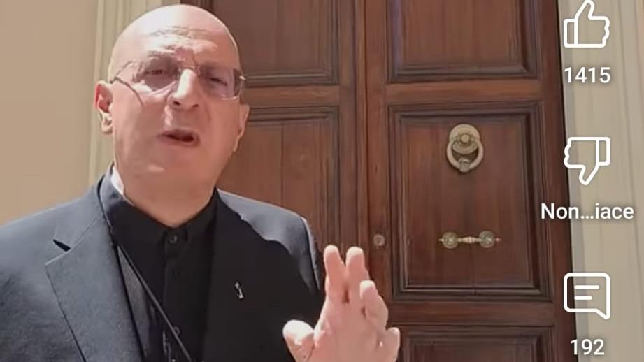Il prete eretico provoca il vescovo Mura: «Questa è la chiesa dalle porte aperte? Sembra un bunker»