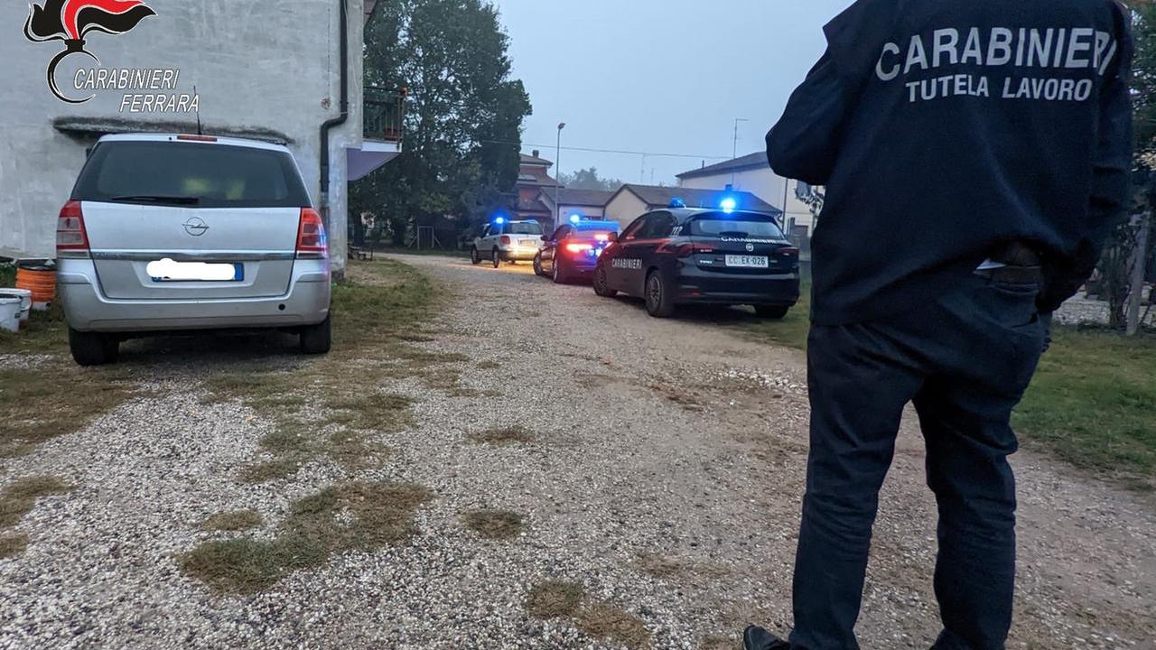 Sfruttati nei campi a 5 euro l’ora e in 18 stipati in casa. Manette a un “caporale”