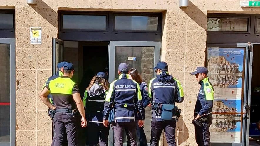 Alghero, devasta gli uffici dei Servizi Sociali e minaccia i dipendenti