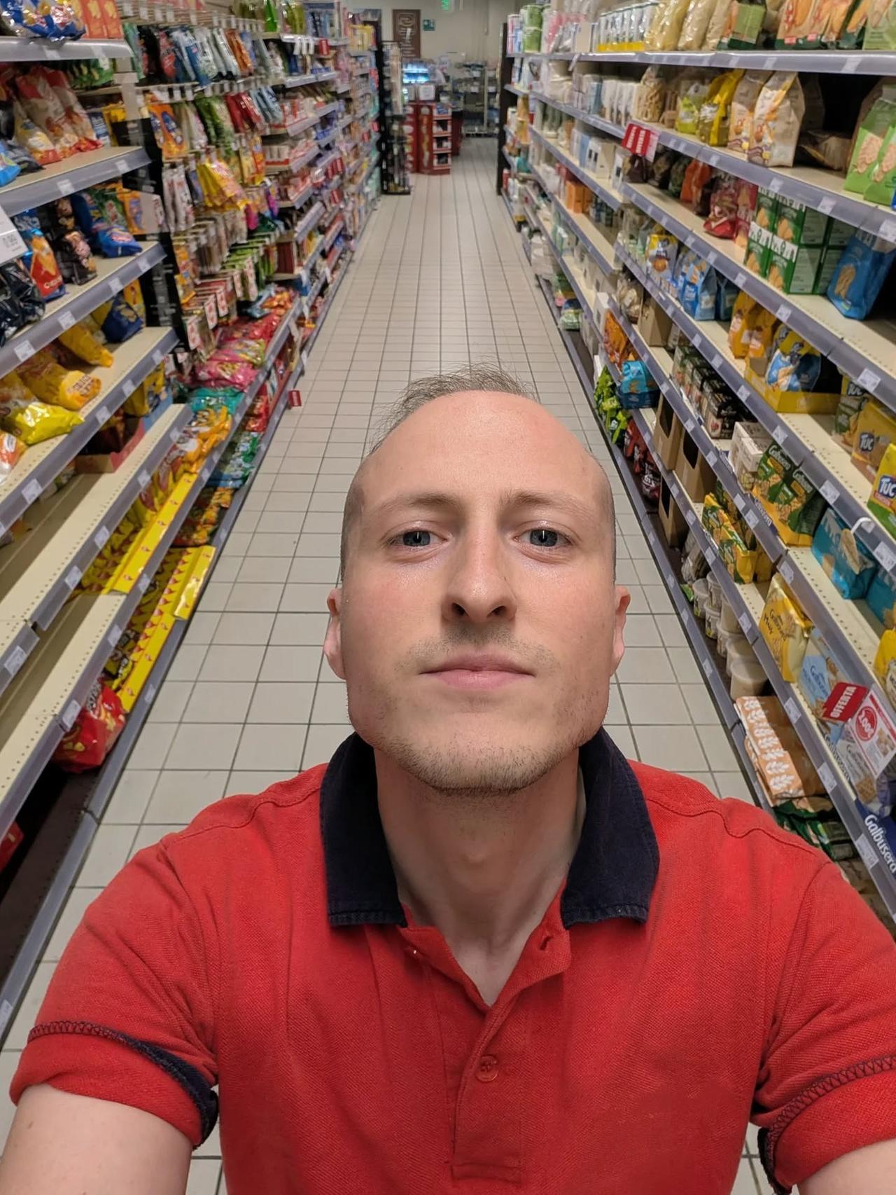 
	Il selfie di Marco Biagioni tra gli scaffali del supermercato

