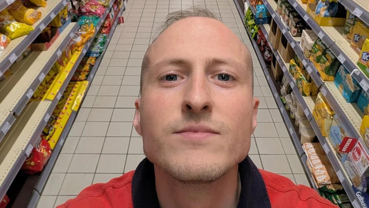 Il selfie di Marco Biagioni tra gli scaffali del supermercato