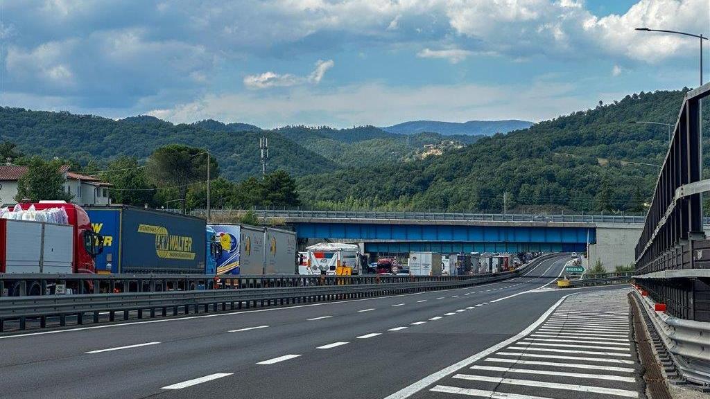 Le code in autostrada dopo l'incidente (foto Sestini)