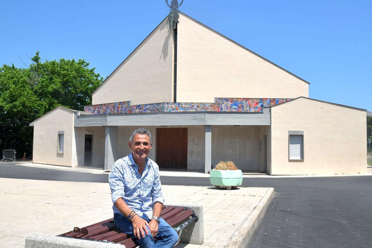 
	Tore Fazzi davanti alla Sacra Famiglia (foto di Vanna Sanna)

