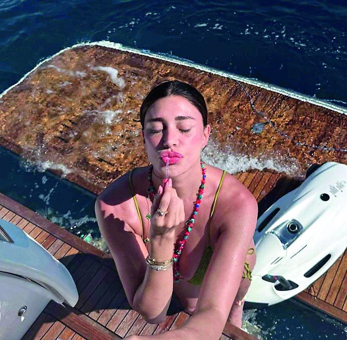 Fenomeno Belen, una vita in vetrina a portata di click