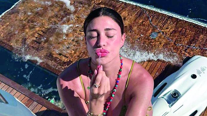 Fenomeno Belen, una vita in vetrina a portata di click