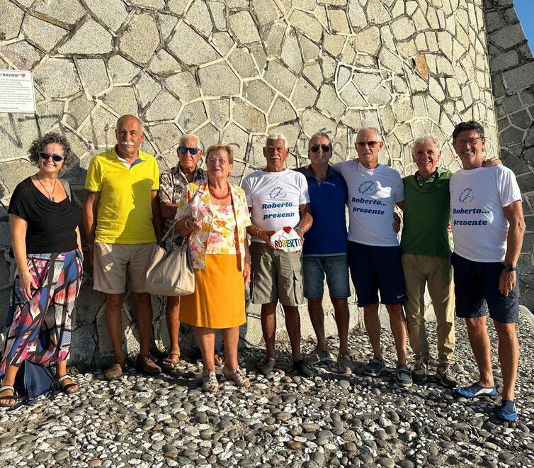 Un sasso per Roberto nel mare dei ricordi di Livorno: «Era un grande amico»<br type="_moz" />
