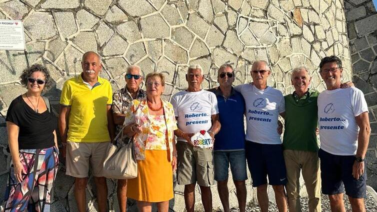 Un sasso per Roberto nel mare dei ricordi di Livorno: «Era un grande amico»<br type="_moz" />