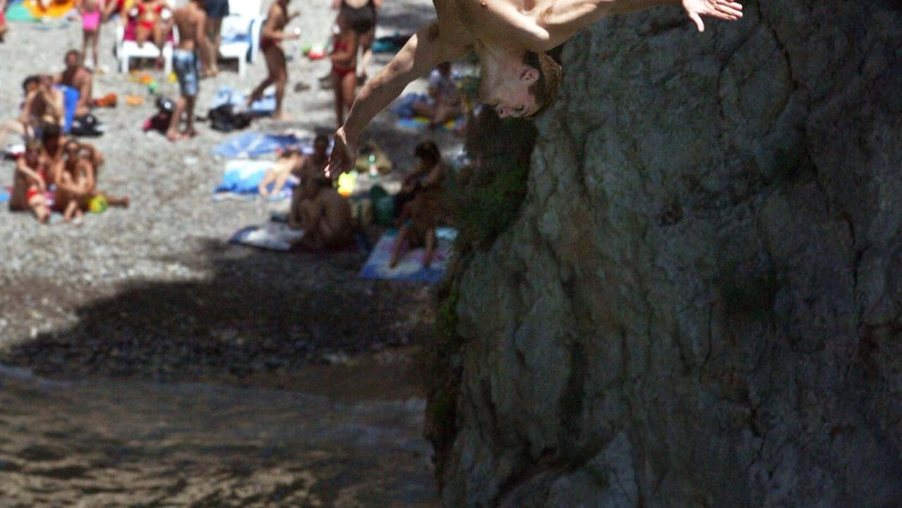 Turista si tuffa da 30 metri: rischia la paralisi