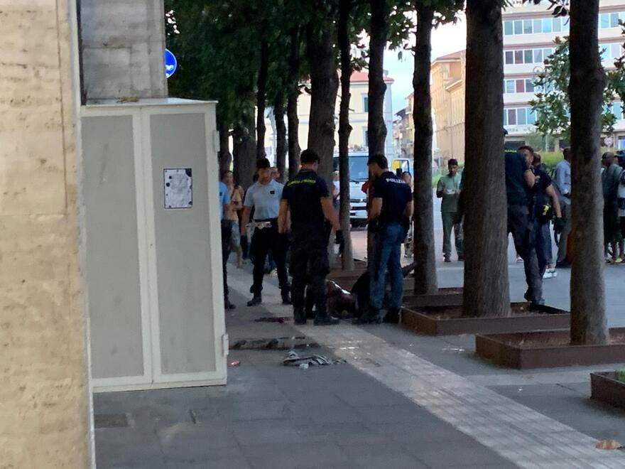 Pisa, caos alla stazione: due giovani insanguinati e in manette