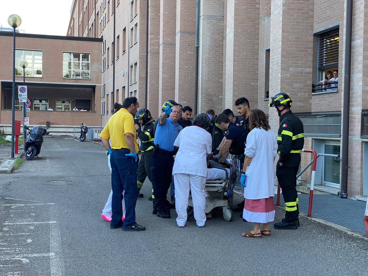 Un ventenne sale sul tetto, paura al Pronto Soccorso del Santa Maria Nuova
