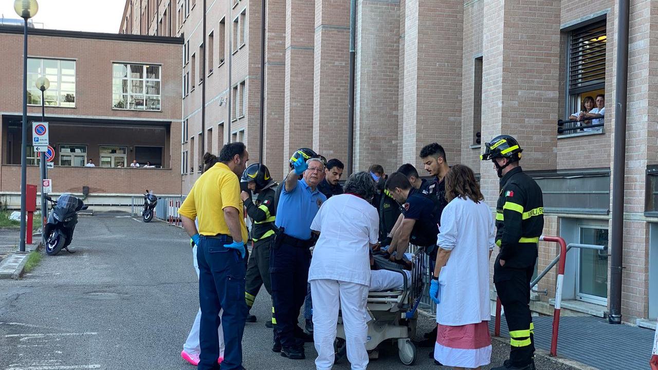 Un ventenne sale sul tetto, paura al Pronto Soccorso del Santa Maria Nuova