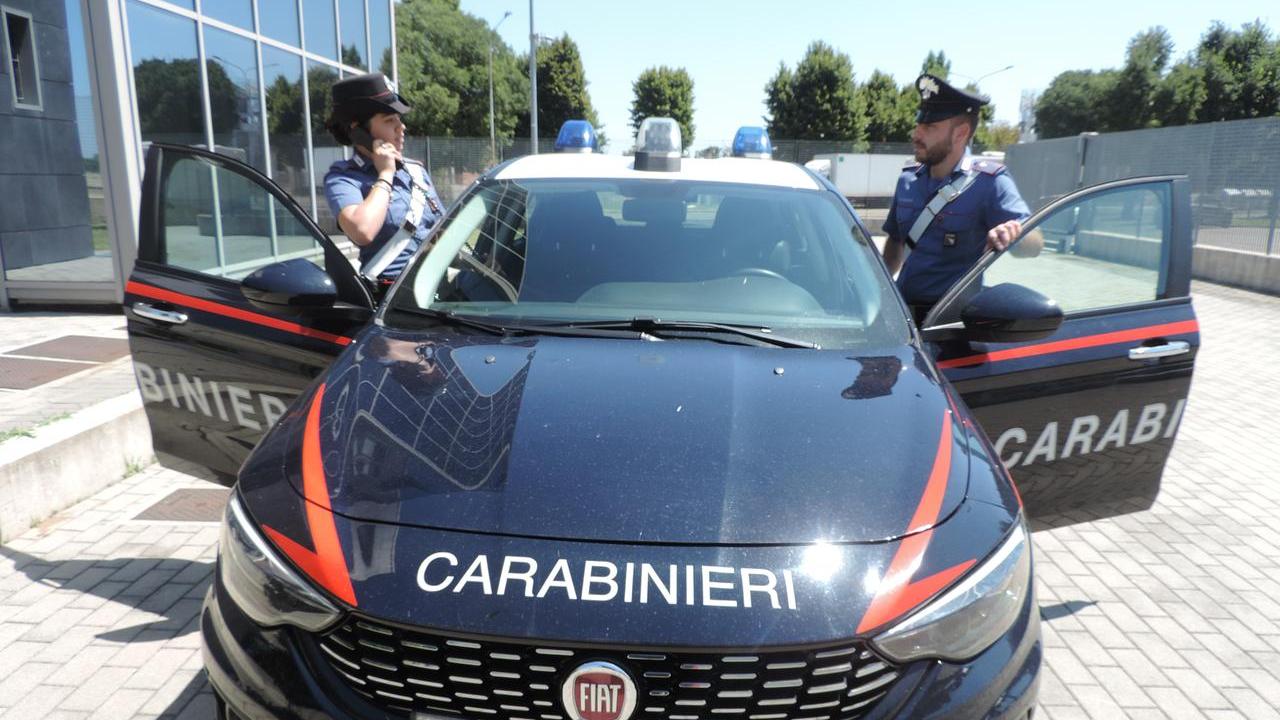 Finta lite per derubare una passante: denunciati due reggiani
