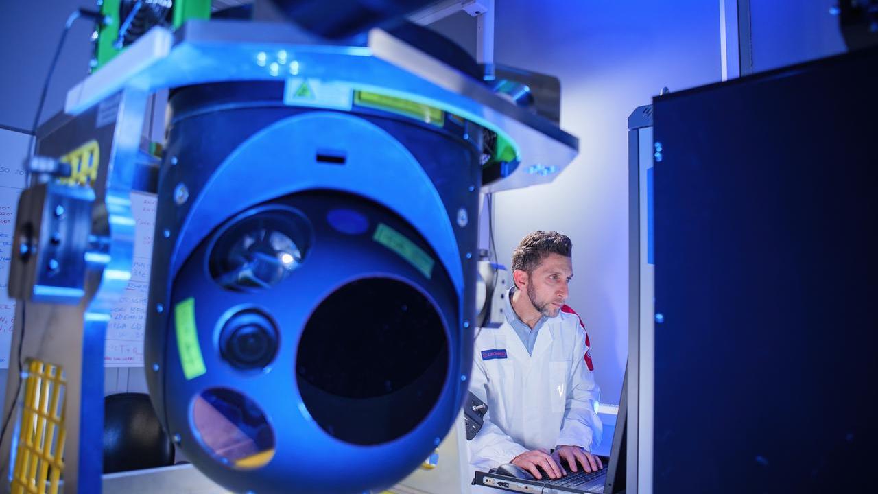 Tecnologia elettro-ottica nell’area di collaudo (foto Leonardo)