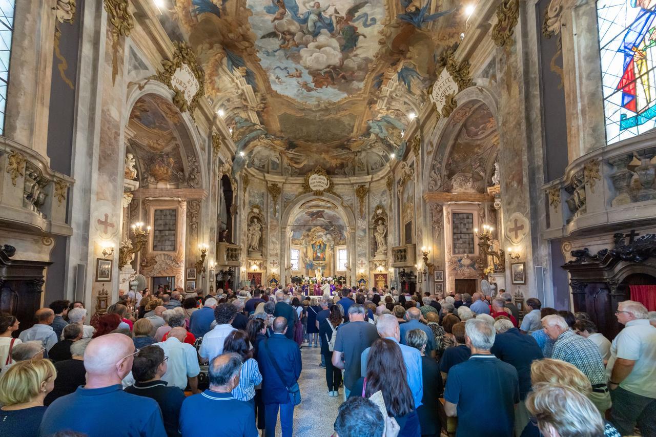 In duemila a Vigarano Pieve per l’addio a Don Raffaele, “il prete di tutti”