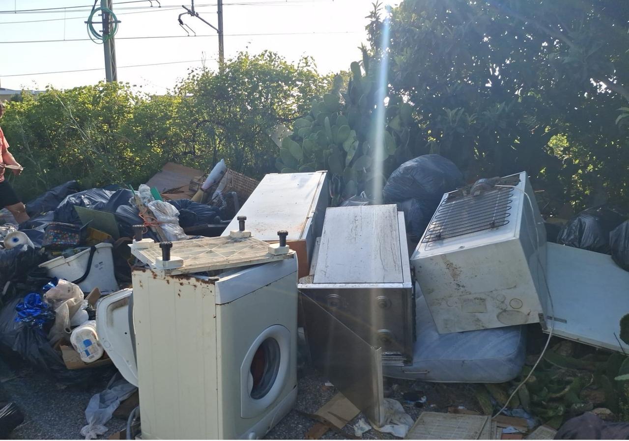 Livorno, caccia a chi abbandona rifiuti: individuato il responsabile a Coteto-Salviano