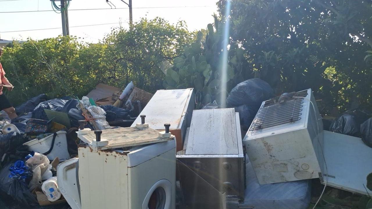 Livorno, caccia a chi abbandona rifiuti: individuato il responsabile a Coteto-Salviano