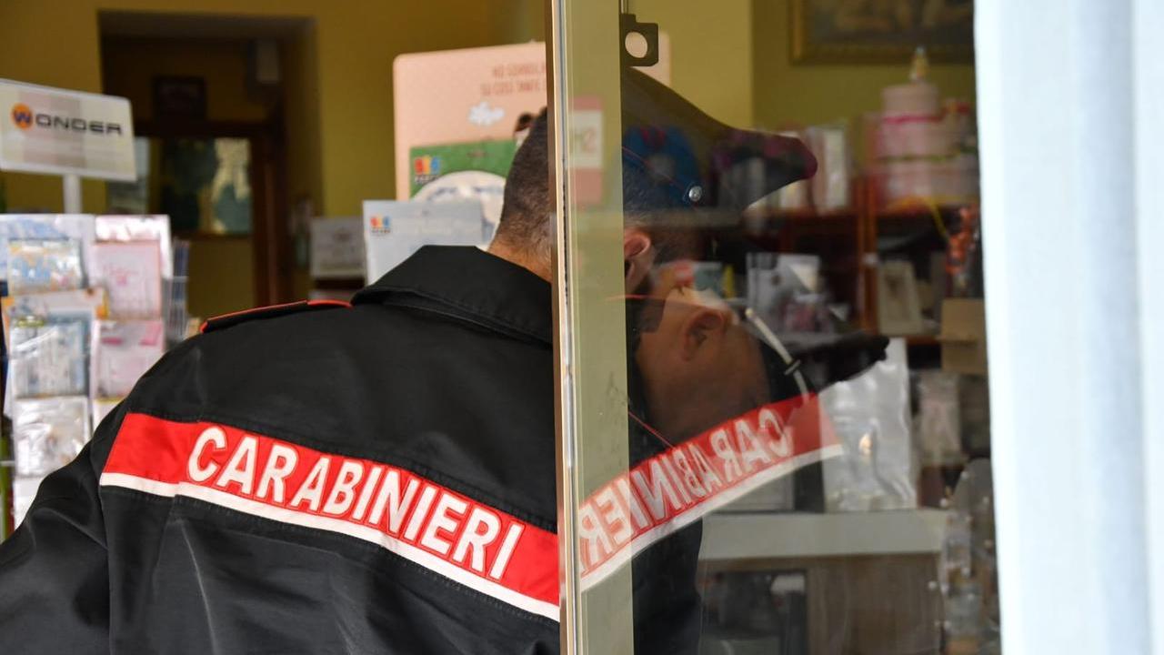 Violano il divieto di accesso ai locali pubblici: denunciati due uomini trovati al bar