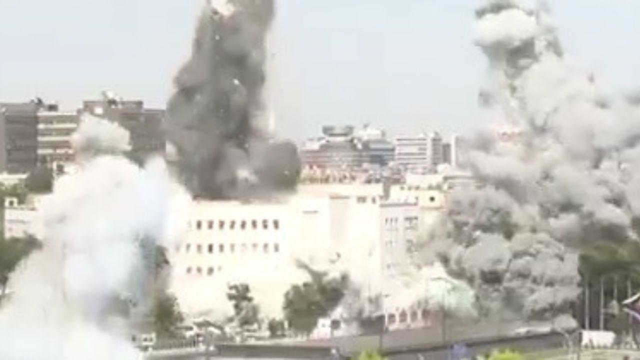 
	Il palazzo ministeriale bombardato a Damasco

