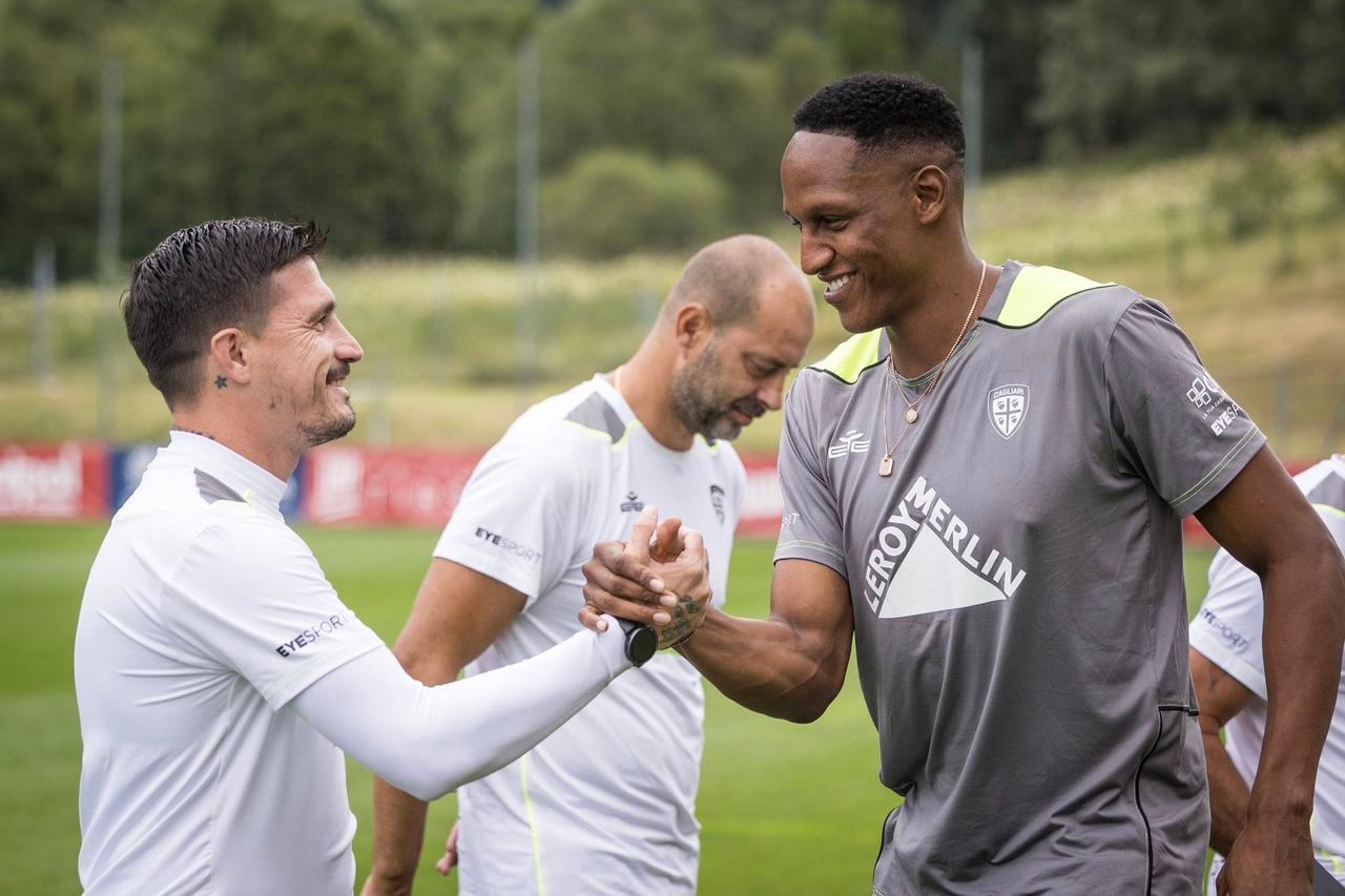 
	Il saluto tra il tecnico Fabio Pisacane e il colombiano Yerri Mina (foto di Valerio Spano)

