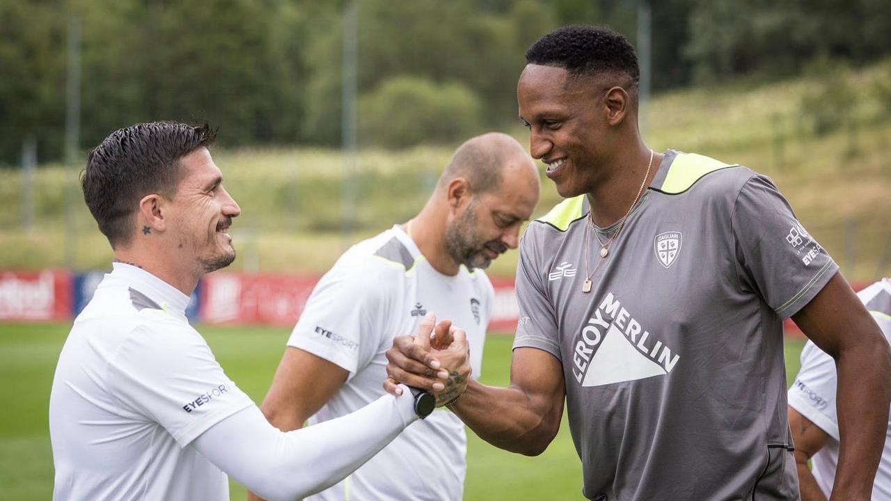 Il saluto tra il tecnico Fabio Pisacane e il colombiano Yerri Mina (foto di Valerio Spano)