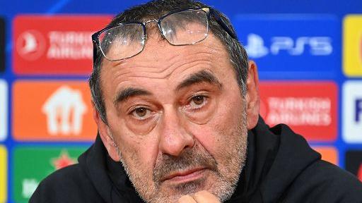 «Malore per Sarri in allenamento», ma la Lazio smentisce: “Visita più approfondita”