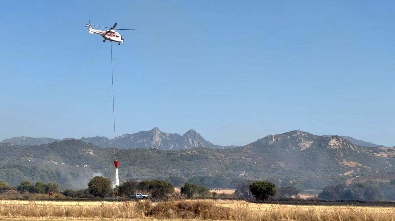 Olbia, ancora fiamme vicino all’aeroporto Costa Smeralda