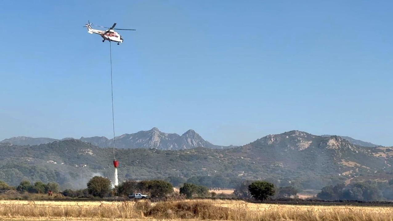 Olbia, ancora fiamme vicino all’aeroporto Costa Smeralda