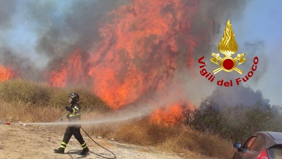Paura per un incendio vicino all’ospedale Brotzu