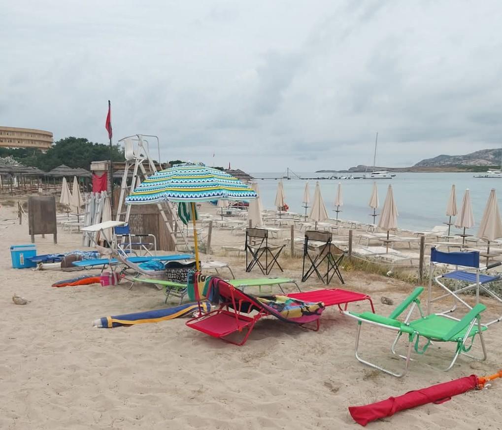 Ombrellone selvaggio a Stintino, il sistema dunale è a rischio