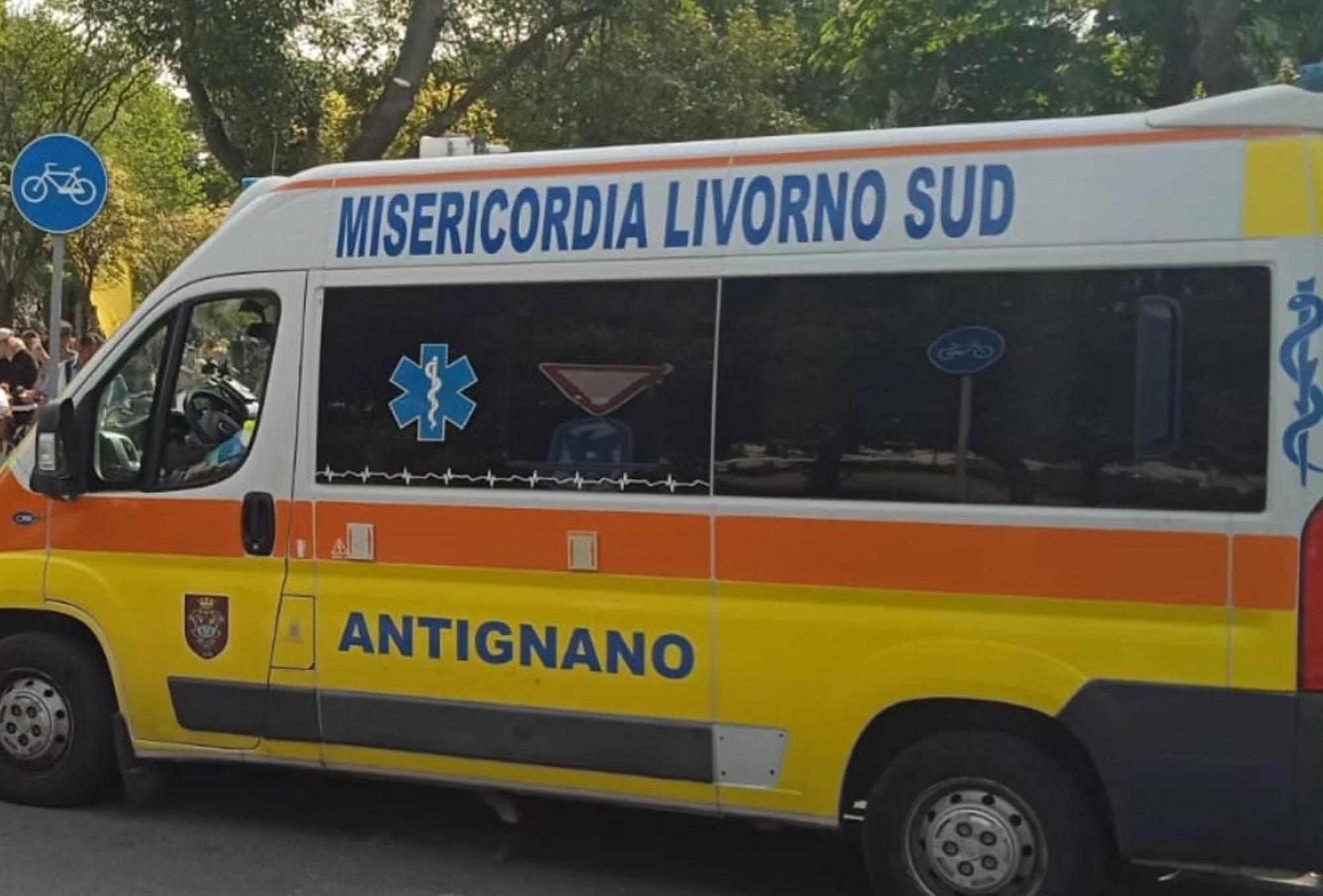 Un'ambulanza della Misericordia di Antignano (foto d'archivio)