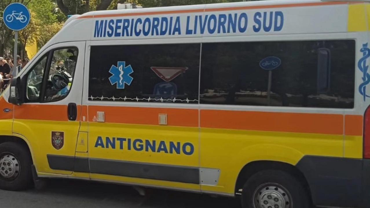 Un'ambulanza della Misericordia di Antignano (foto d'archivio)