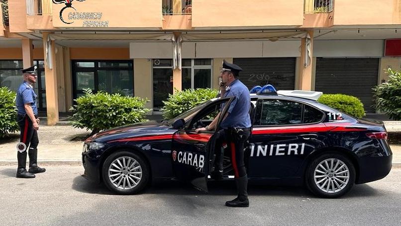 Picchiava la moglie e i figli. Cerca di rientrare a casa scavalcando il cancello e viola il divieto