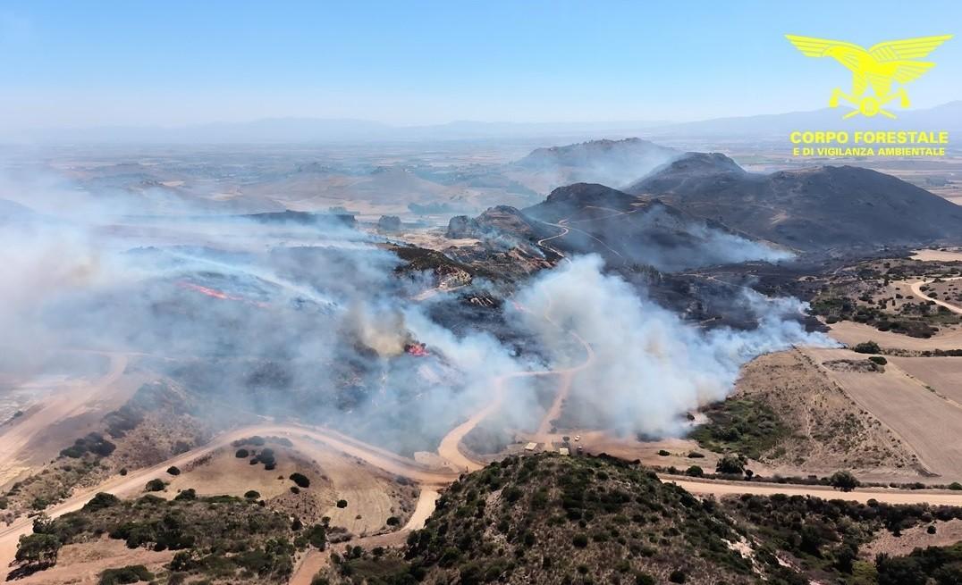 La Sardegna brucia ancora: 19 incendi, intervengono elicotteri e canadair