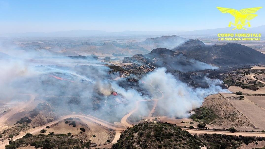 La Sardegna brucia ancora: 19 incendi, intervengono elicotteri e canadair